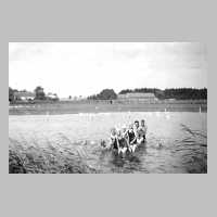 110-0061 Sommer 1939 in Warnien. Die Dorfjugend beim Baden im Teich.jpg